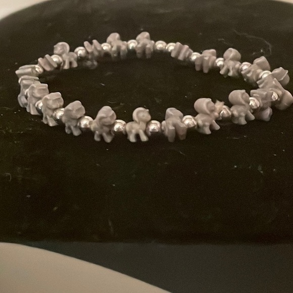 7” gray dog shape & silver beads stackable stretch bracelet with 42 beads - Picture 1 of 10